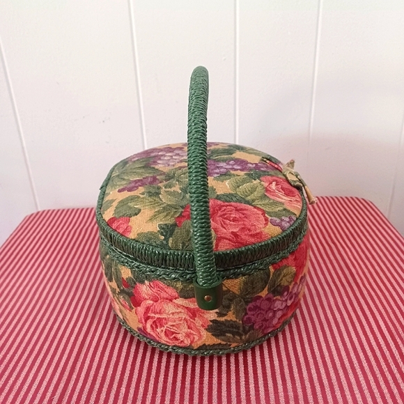 Vintage Sewing Box With Notions - Picture 8 of 14